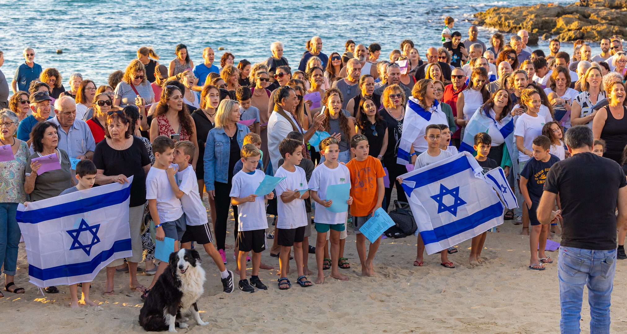 שירת המונים על החוף בחדרה. צילום: צפריר ניר