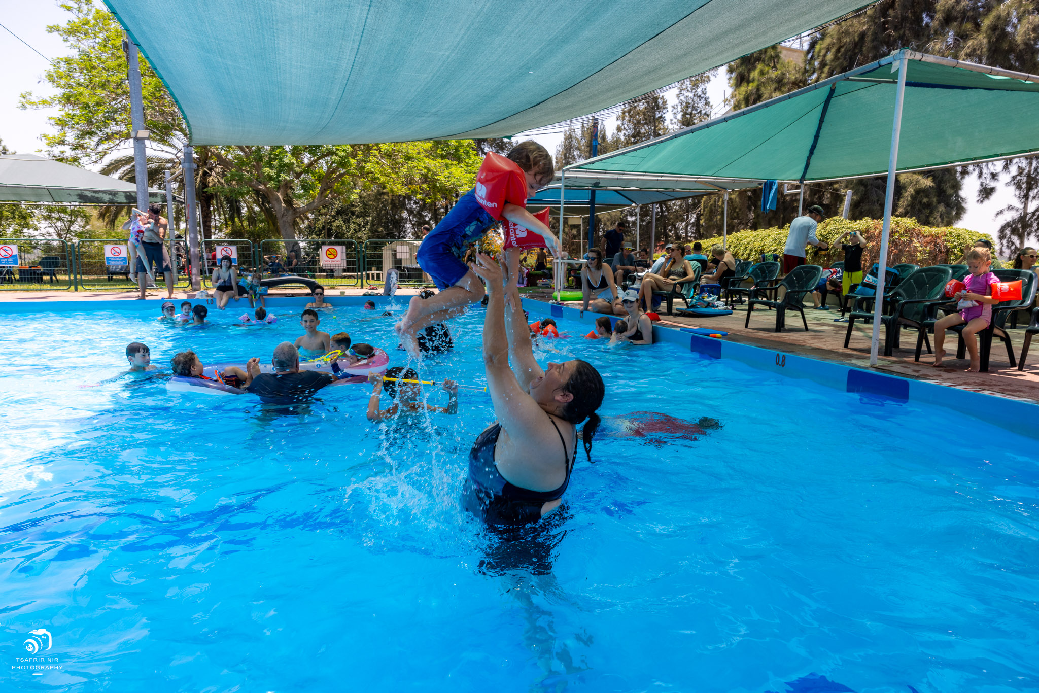 כיף בבריכה בקיבוץ. צילום: צפריר ניר