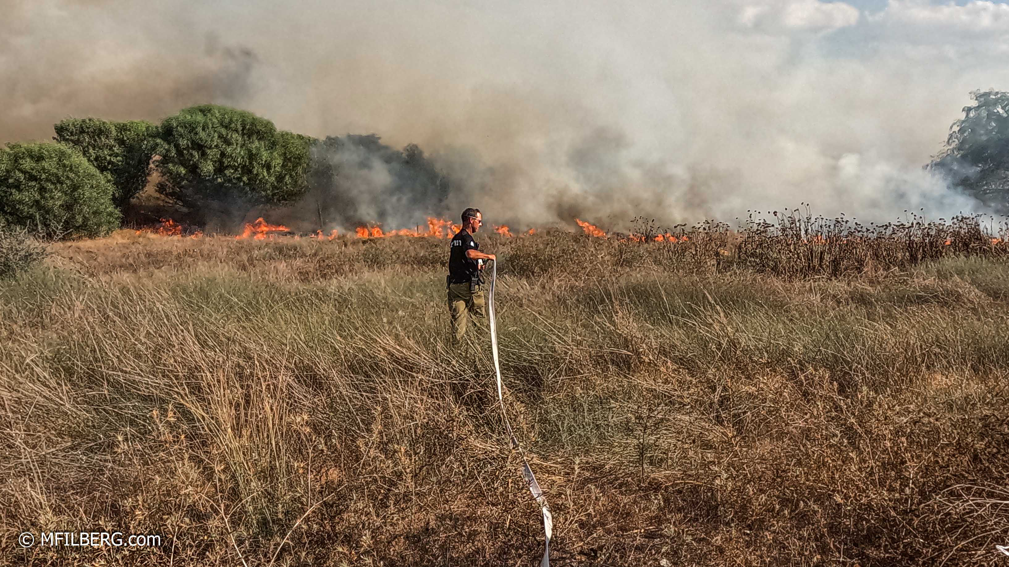 כיבוי שריפה בואדי אחרי ירי מעזה. צילום: משה פילברג