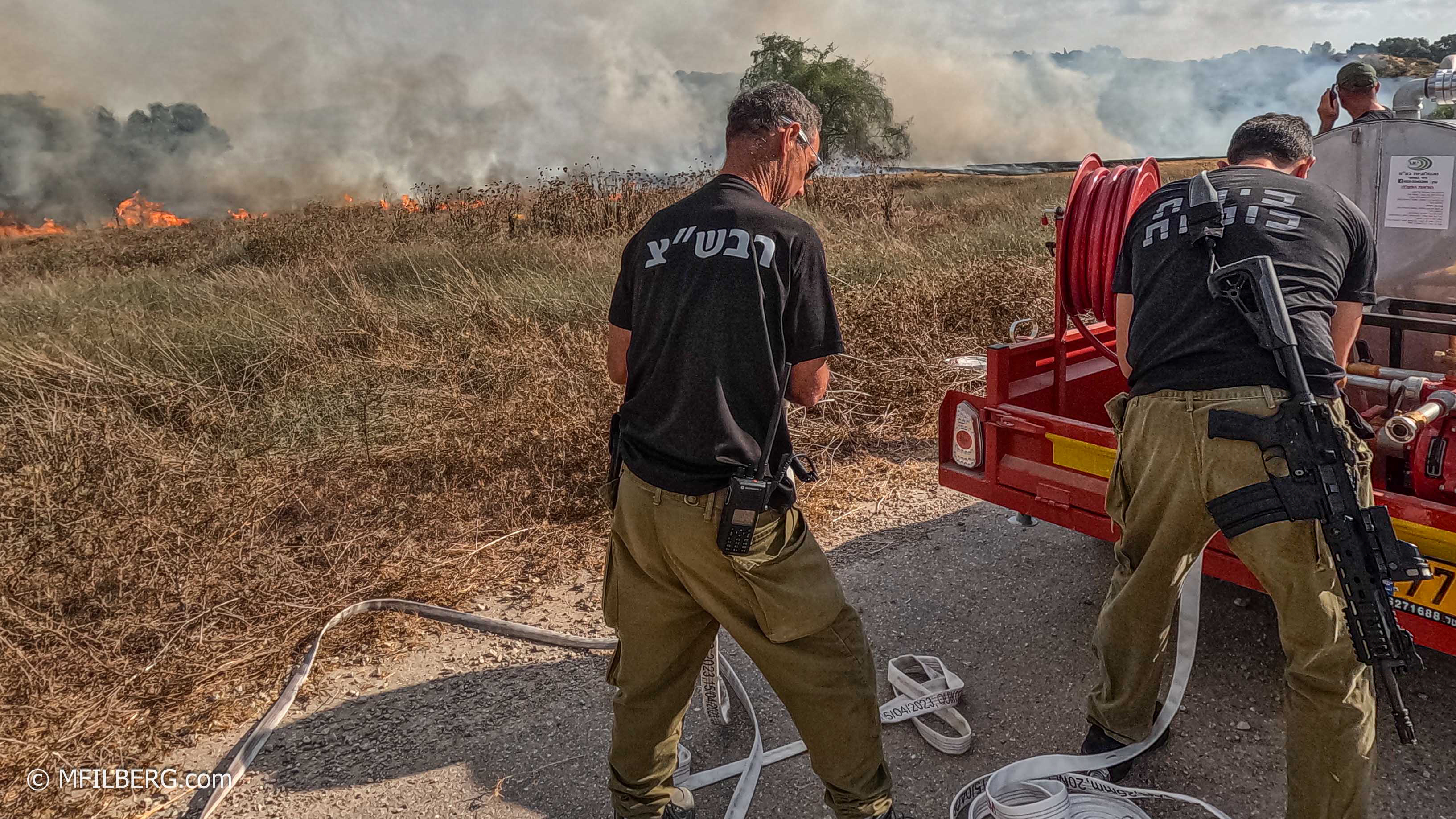 כיבוי שריפה בואדי אחרי ירי מעזה. צילום: משה פילברג