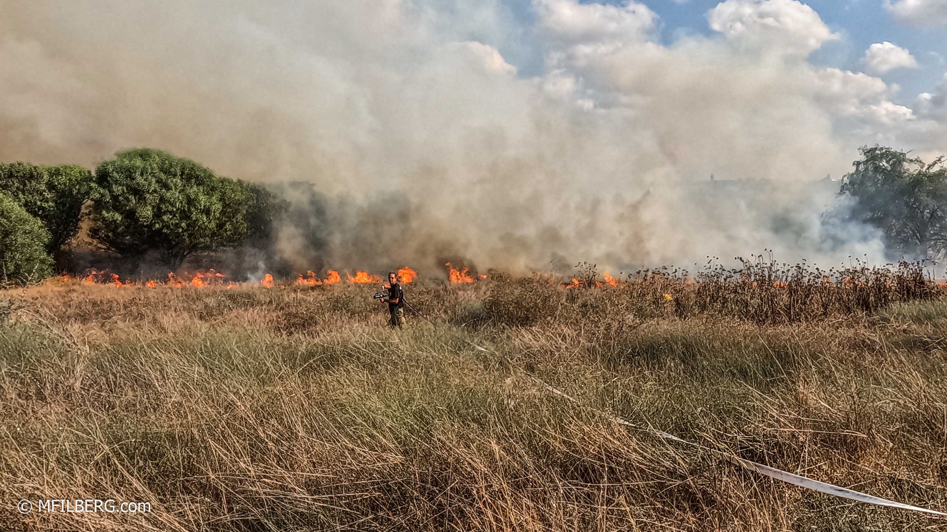 כיבוי שריפה בואדי אחרי ירי מעזה. צילום: משה פילברג