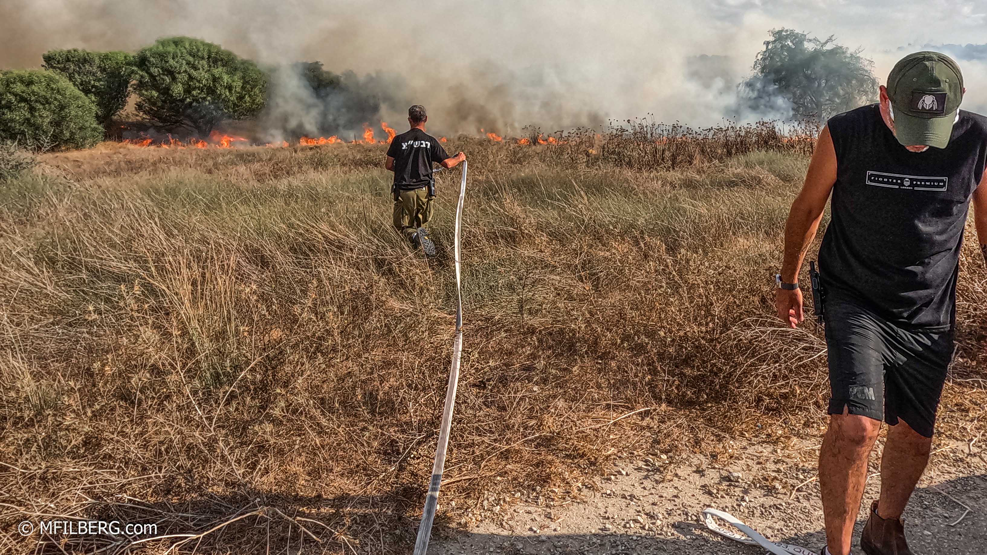 כיבוי שריפה בואדי אחרי ירי מעזה. צילום: משה פילברג