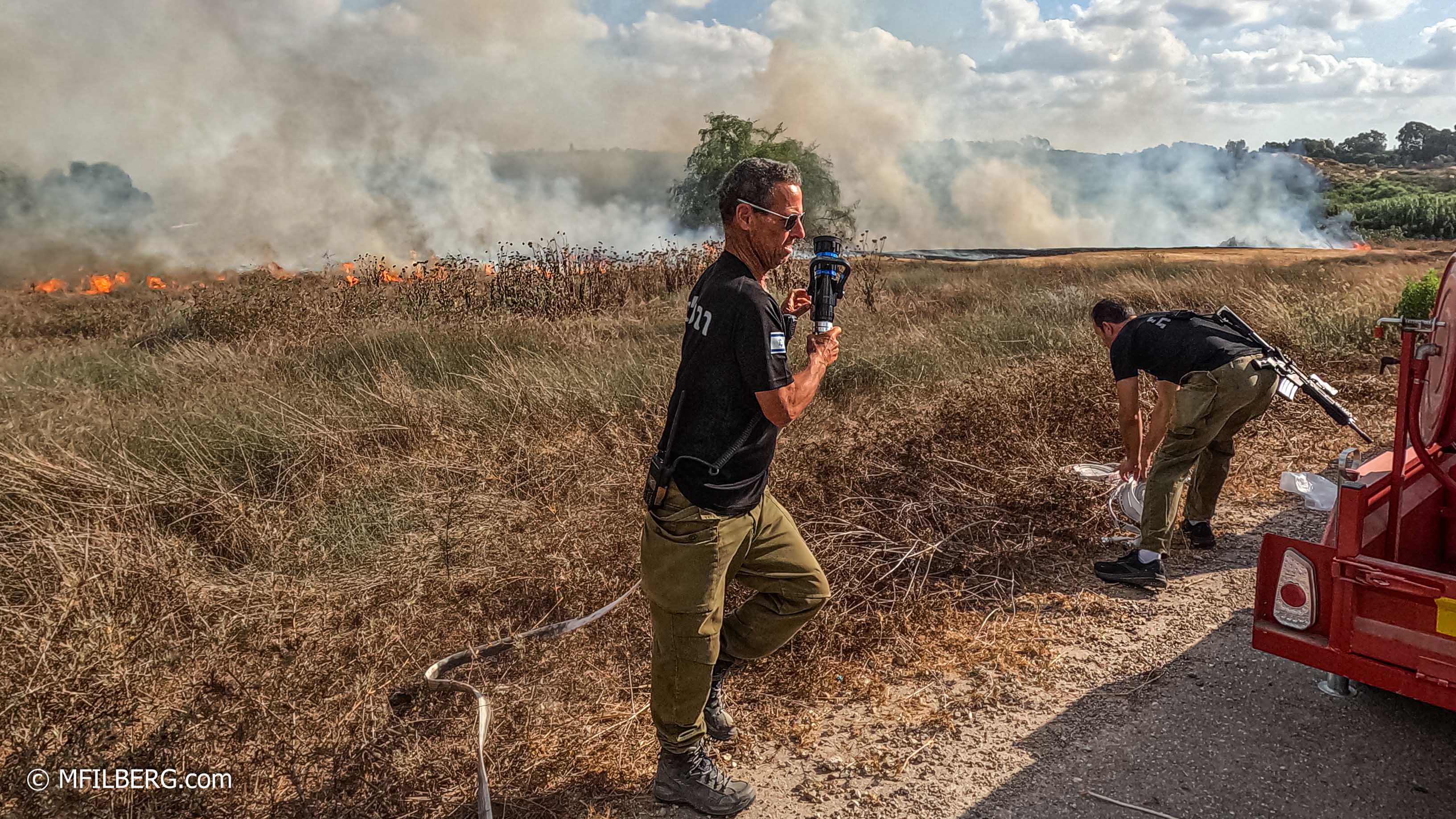 כיבוי שריפה בואדי אחרי ירי מעזה. צילום: משה פילברג